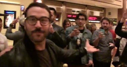 Video: Entourage star Jeremy Piven rocks up at cinema and buy everyone popcorn