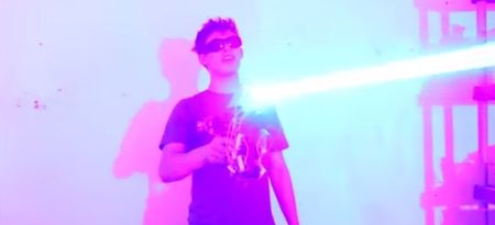 Video: American guy builds his own laser shotgun. It looks dangerous…