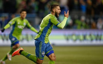 MLS star Clint Dempsey sent off for ripping up referee’s notebook (Vine)