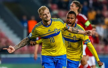 John Guidetti going bats**t crazy yet again at victory parade for Euro win