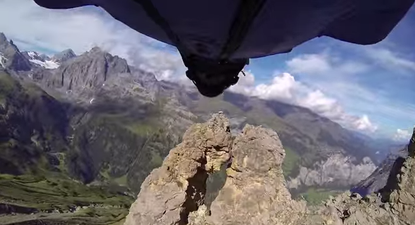 Italian daredevil flies through 2-metre mountain gap in wingsuit (Video)