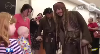 Video: Johnny Depp visited a children’s hospital in full Jack Sparrow mode