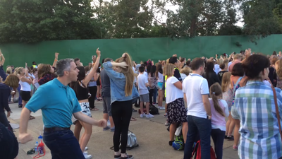 Video: Man at concert dancing like your dad doing a dad dance in Dadville