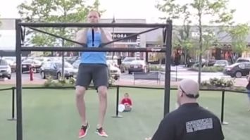 US man smashes Guinness World Record for most clap pull-ups in one minute (Video)