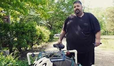 This 560lb ‘Fat Guy’ is cycling across America to lose weight and save his marriage (Video)