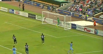 Mexican goalkeeper pulls off stunning cat-like save in the weirdest way possible (Video)