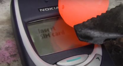 This is what happens when you drop a burning ball of nickel on an old Nokia phone (Video)