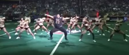 Arizona Rattlers cheerleaders upstaged by ridiculously slick ‘dancing lineman’ (Video)