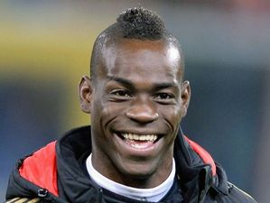 Mario Balotelli looks like a kid at Christmas meeting his footballing idol (Pic)