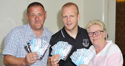 Everton’s Steven Naismith helps out unemployed fans