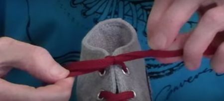 You’ve been tying your shoelaces wrong your whole life (Video)