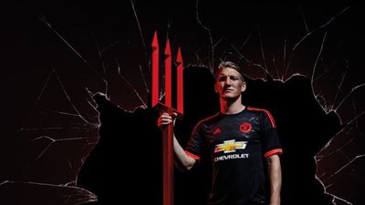 Manchester United unveil their new black third kit (Video)