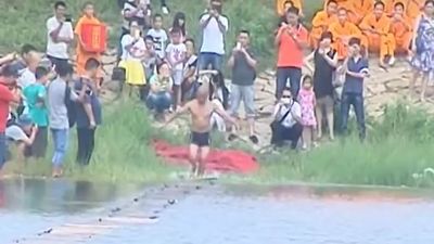 Shaolin monk runs 125 metres across water (video)