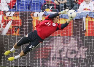 MLS goalkeeper pulls off eye-catching double save (Video)