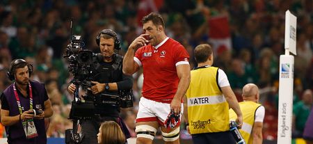 Cheeky Canadian rugby player sneaks into opponents’ huddle (Video)