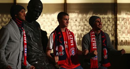 Arsenal fans welcome Bayern late-comers after ticket price protest