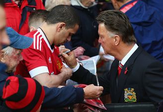 Van Gaal shows no mercy as young Man United fan’s pen runs out mid-signature (Video)