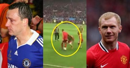 Paul Scholes nutmegs John Terry and the crowd go wild (Video)