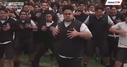 Students at Jonah Lomu’s old school perform powerful haka to say farewell to a legend (Video)