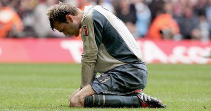 Former Manchester United goalkeeper Roy Carroll concedes atrocious goal (Video)