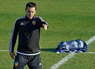 Thousands of Valencia fans greet Gary Neville at training session (Video)