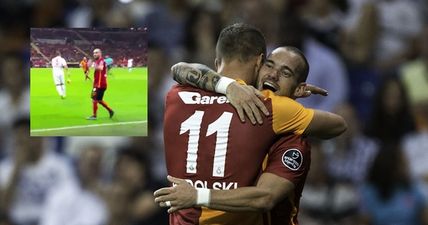 VIDEO: Galatasaray fan coaches Wesley Sneijder from the stands, Sneijder appreciates it