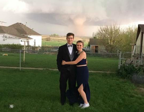 Prom dates get photobombed by tornado, and take selfies instead of running away