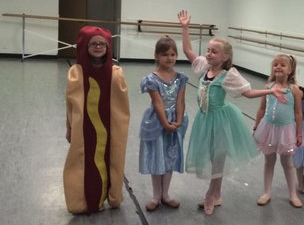 This little girl wore a hotdog costume instead of princess outfit, and basically won the internet