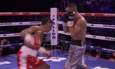 Colombian boxer KOs opponent with an absolute sledgehammer of a right hand