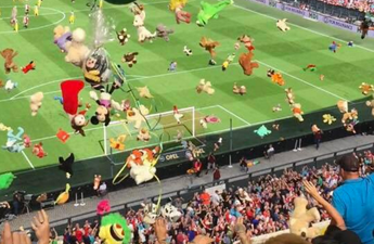 Den Haag fans showering opposition supporters with toys will restore your faith in humanity