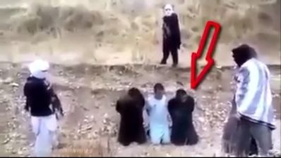 ISIS prisoner escapes execution and appears to kill his AK 47-wielding captors