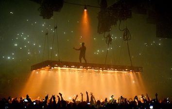 Thousands of fans shout “F**k you, Kanye!” after he ‘sang 3 songs, ranted, ended show’