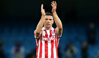 Jon Walters randomly meets an Everton fan that’s raising money for sick kids, he instantly donates