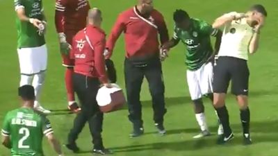 Mark Clattenburg gets smacked in the face by water bottle while refereeing in Saudi Arabia