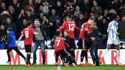 Alexis Sánchez embraced young fan in heartwarming celebration