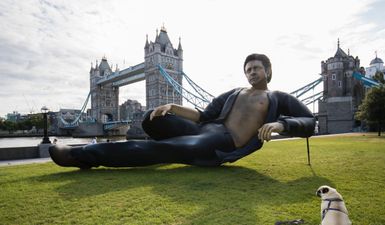 A huge statue of Jeff Goldblum has appeared by Tower Bridge