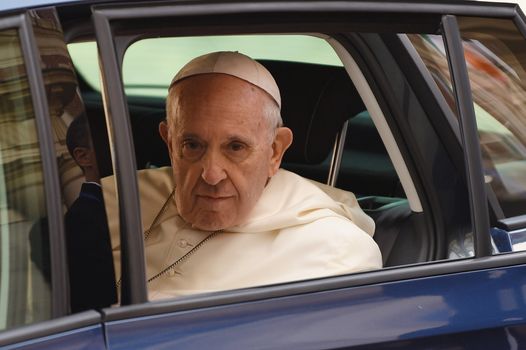 DUBLIN, IRELAND - AUGUST 25: Pope Francis arrives to meet dignitaries at Dublin Castle on August 25, 2018 in Dublin, Ireland. Pope Francis is the 266th Catholic Pope and current sovereign of the Vatican. His visit, the first by a Pope since John Paul II's in 1979, is expected to attract hundreds of thousands of Catholics to a series of events in Dublin and Knock. During his visit he will have private meetings with victims of sexual abuse by Catholic clergy. (Photo by Jeff J Mitchell/Getty Images)