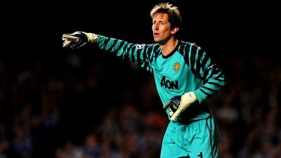 Edwin van der Sar rubbishes rumours of a return to Manchester United