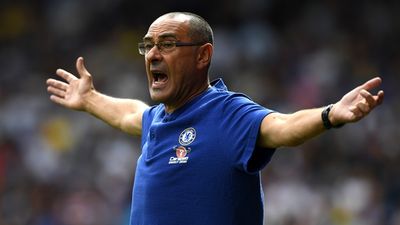 Higuain and Luiz have altercation in training, Sarri throws his hat on the ground in anger