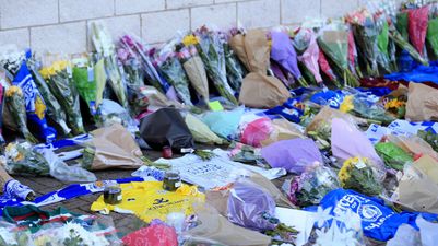 Family of Vichai Srivaddhanaprabha lay wreath outside King Power Stadium