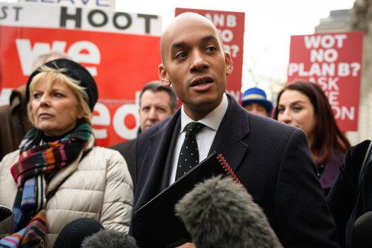 LONDON, ENGLAND - JANUARY 21: Conservative MP Anna Soubry (L) stands with Labour MPs Chris Leslie (2L), Chuka Umunna (C) and Luciana Berger (R) as they arrive at the Cabinet Office ahead of a Brexit meeting with Theresa May's Chief of Staff Gavin Barwell and David Liddington MP on January 21, 2019 in London, England. British Prime Minister Theresa May is set to attempt to convince Conservative Brexiteers and DUP MPs to back her current withdrawal deal by resolving Irish backstop concerns. Her attempts to reach a cross-party agreement last week were thwarted after the Labour Party leader Jeremy Corbyn insisted on the removal of leaving the European Union with "no deal" as an option in the negotations on how to proceed with Brexit, before he would talk to the Government. (Photo by Leon Neal/Getty Images)