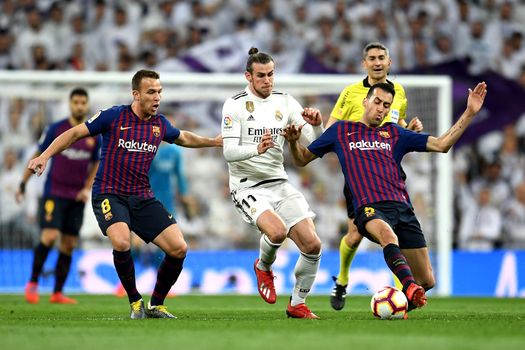 MADRID, SPAIN - MARCH 02: Gareth Bale of Real Madrid is tackled by Sergio Busquets and Arthur of Barcelona during the La Liga match between Real Madrid CF and FC Barcelona at Estadio Santiago Bernabeu on March 02, 2019 in Madrid, Spain. (Photo by David Ramos/Getty Images)