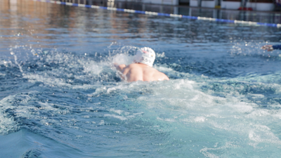 Training for cold water acclimatisation in a freezing, unheated pool