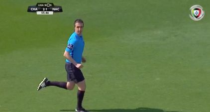 Assistant referee stops match for three minutes to go to the toilet