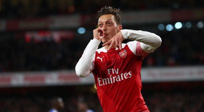 Mesut Özil commits his future to Arsenal