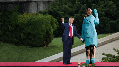 Here’s how it would look if Donald Trump married Melania’s wooden statue instead