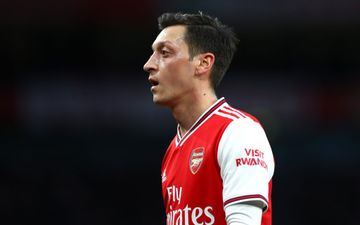 Mesut Özil reluctant to leave Arsenal despite offers from Saudi Arabia