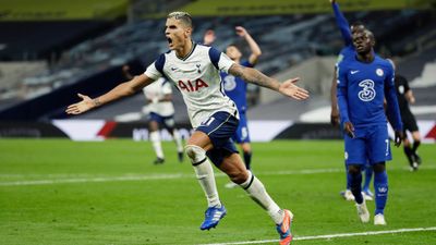 Why Erik Lamela wore odd boots against Chelsea