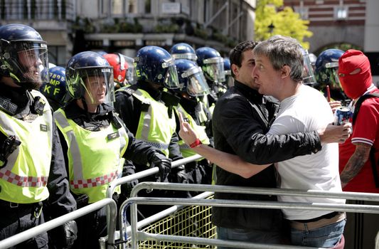 Far right demonstrators abuse the police