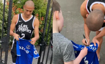 Richarlison spots young fan outside his house, gets him a shirt and signs it